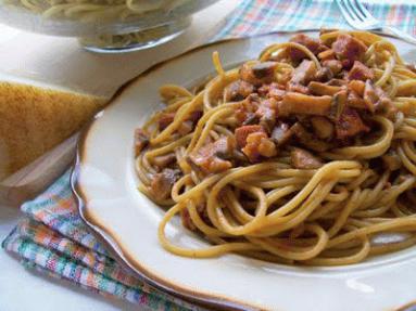 Spaghettoni (lub spaghetti) z sosem pomidorowym z pieczarkami i  kiełbasą 