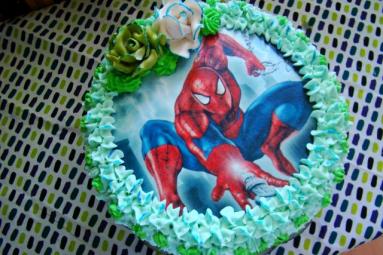 Spiderman - śmietanowo- truskawkowy tort dla chłopca