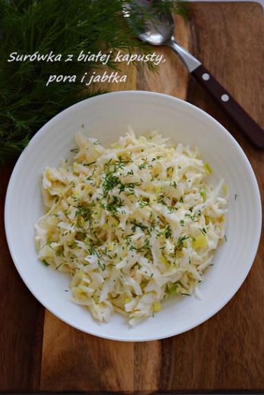 Surówka z białej kapusty, jabłka i pora