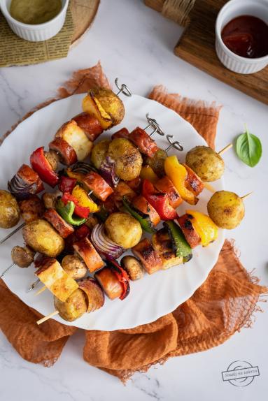 Szaszłyki z ziemniakami, kiełbasą i halloumi