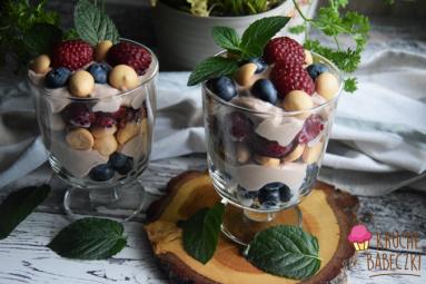 Szybki deser z mascarpone, jogurtem, nutellą, owocami i biszkoptami