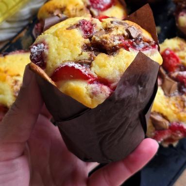 Szybkie babeczki z truskawkami i czekoladą