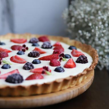 Tarta z mascarpone i owocami leśnymi 