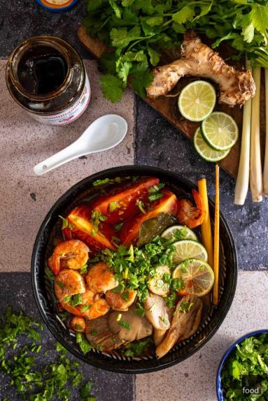 Tom yum kung – tajska zupa z krewetkami i trawą cytrynową