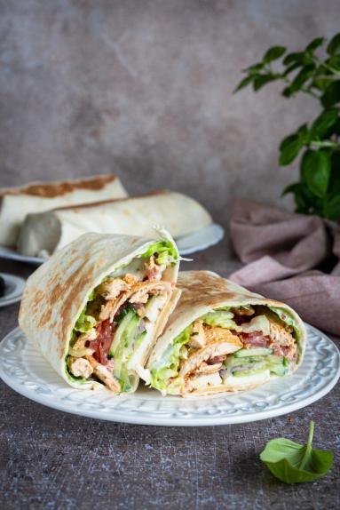 Tortilla z kurczakiem, halloumi i warzywami
