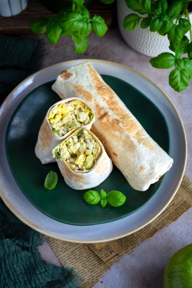 Tortilla z kurczakiem i jabłkiem