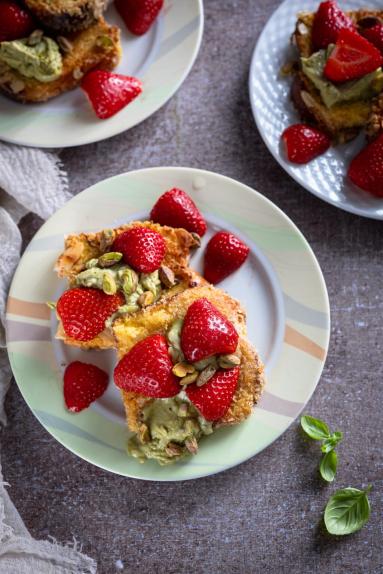 Tosty francuskie panierowane w panko i migdałach z kremem pistacjowym i truskawkami