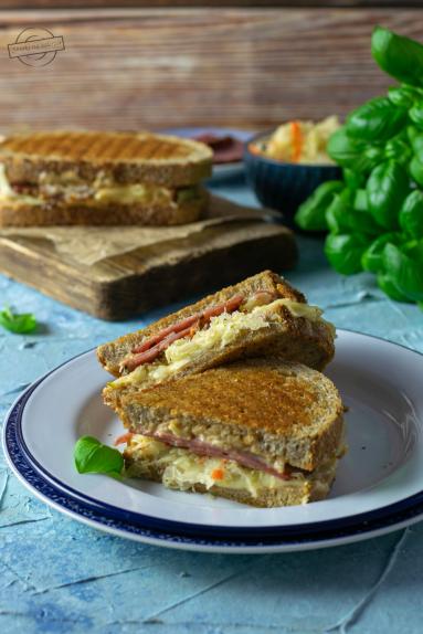Tosty z pastrami oraz kiszoną kapustą – a’la Reuben Sandwich