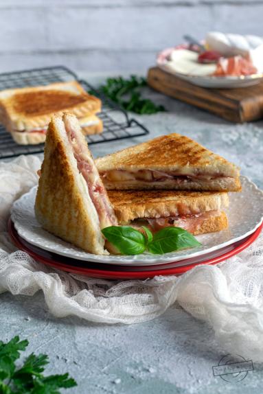 Tosty z prosciutto, serem pleśniowym i dżemem malinowym