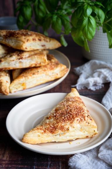 Trójkąty z ciasta francuskiego z salami, serem i ananasem