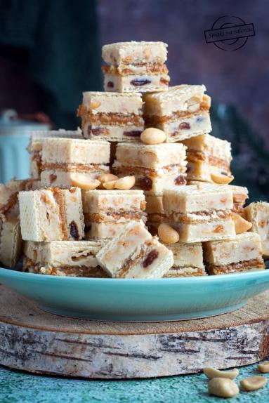 Wafle z orzeszkami i rodzynkami