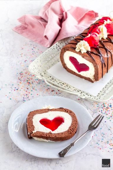 Walentynkowa rolada biszkoptowa z kremem z białą czekoladą i galaretką