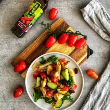 Warstwowa sałatka z kurczakiem i makaronem