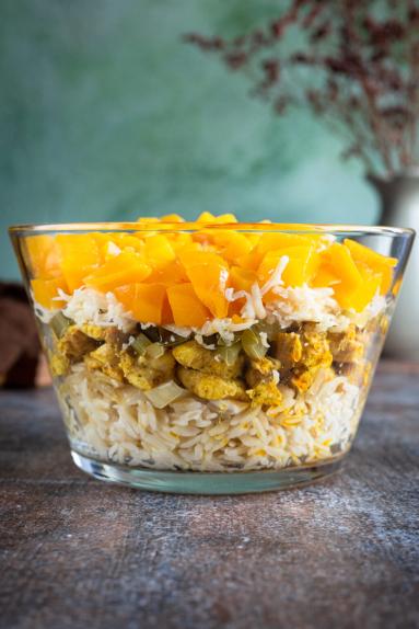 Warstwowa sałatka z orzo, kurczakiem i brzoskwiniami