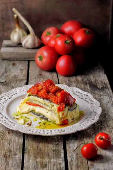 Warzywna lasagne z sosem z pieczonych pomidorów