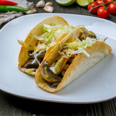 Wegetariańskie tacos z soczewicą i warzywami