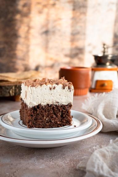 Wilgotne ciasto czekoladowe z kawową pianką