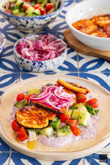 Wrapy z halloumi w sosie miodowym z chili