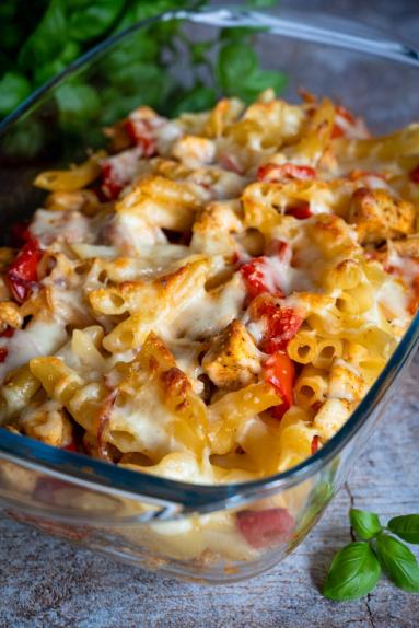 Zapiekanka makaronowa z kurczakiem i papryką