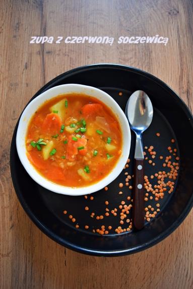 Zdrowa zupa z czerwoną soczewicą 