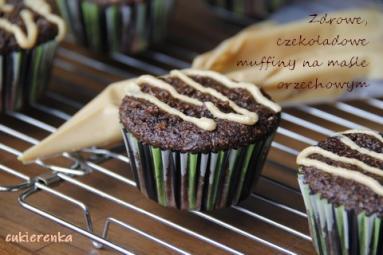 Zdrowe, czekoladowe muffiny na maśle orzechowym