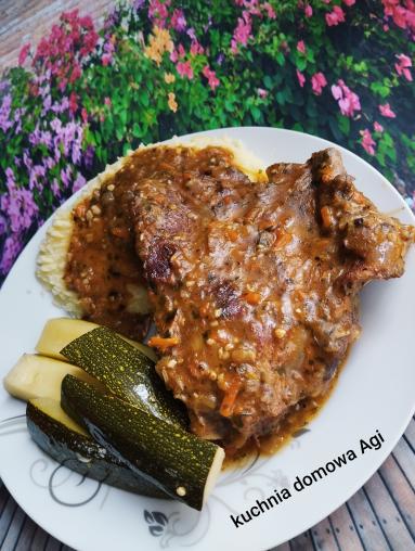 Żeberka duszone w sosie z mąki i warzywach