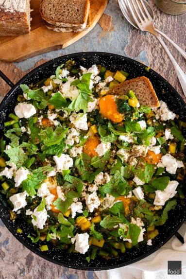 Zielona shakshuka ze szparagami i serem feta