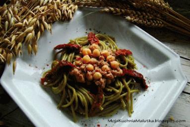 Zielone spaghetti z tuńczykiem i suszonymi pomidorami