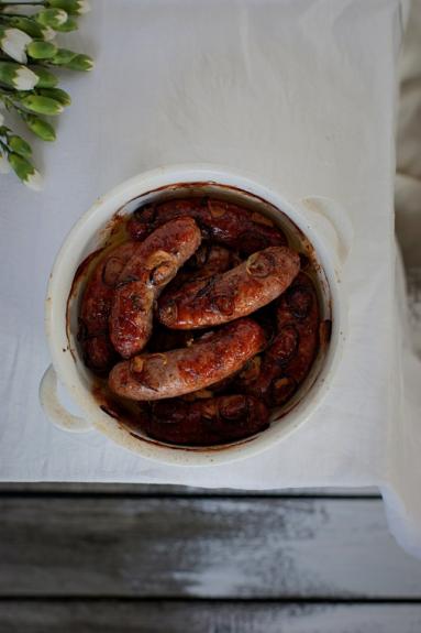 Złocista biała kiełbasa zapiekana z cebulą i czosnkiem