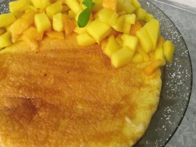 Żółto mi czyli omlet biszkoptowy z brzoskwiniami i  mango 