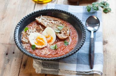 Zupa pomidorowa z jajkiem i grzankami