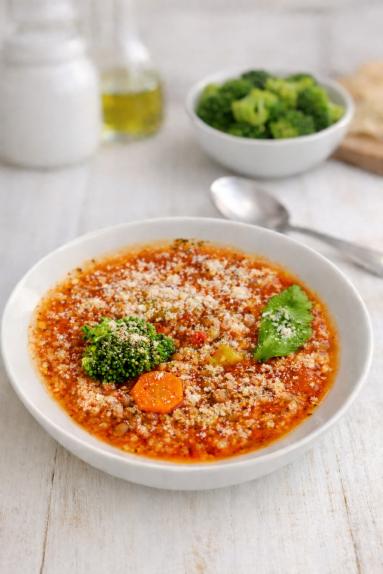 Zupa pomidorowa z  soczewicą i kaszą jaglaną