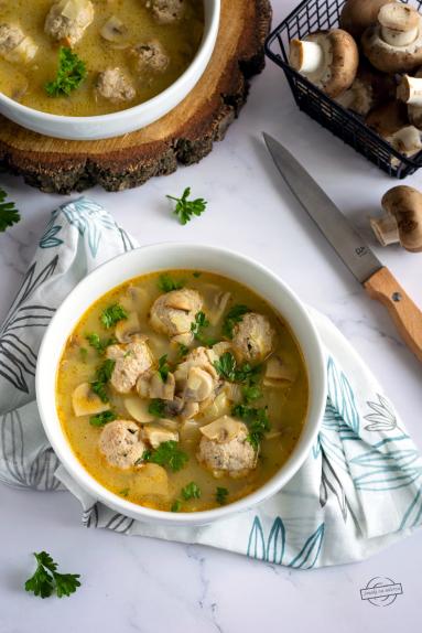 Zupa porowo-pieczarkowa z drobiowymi klopsikami