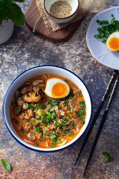 Zupa tajska z makaronem ramen
