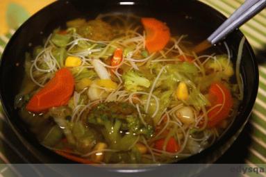 Zupa warzywna z makaronem  ryżowym 