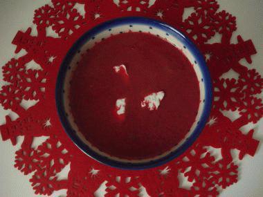 Zupa z czerwonej papryki i buraka z dodatkiem koziego sera