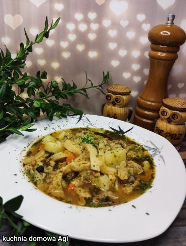 Zupa z flaczków wołowych z dodatkiem mięsa wieprzowego