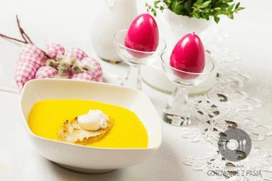 Zupa z żółtej papryki z zapieczoną grzanką i jajkiem przepiórczym w  koszulce