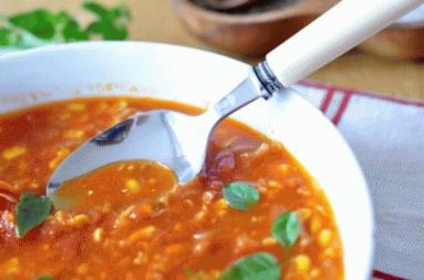 Zupa ze świeżej kukurydzy i pomidorów
