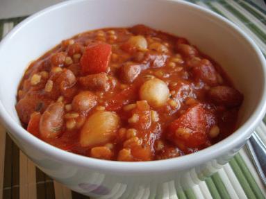 Gęsta zupa pomidorowa z papryką, fasolą i pęczakiem