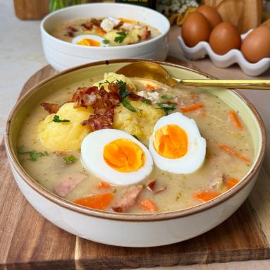 Żurek z tłuczonymi ziemniakami, jajkiem i chrupiącym boczkiem