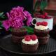Babeczki brownie z kremem i malinami Babeczki brownie z kremem i malinami