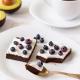 Brownie z awokado na mące migdałowej z borówkami Brownie z awokado na mące migdałowej z borówkami
