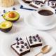 Brownie z awokado na mące migdałowej z borówkami Brownie z awokado na mące migdałowej z borówkami