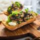 Bruschetta z pieczarkami jarmużem i bryndzą Bruschetta z pieczarkami jarmużem i bryndzą