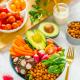 Buddha bowl z boczniakami, prażoną ciecierzycą i sosem z tahini Buddha bowl z boczniakami, prażoną ciecierzycą i sosem z tahini