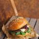 Burger z serem pleśniowym i konfiturą z czerwonej cebuli Burger z serem pleśniowym i konfiturą z czerwonej cebuli