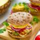 Burgery z ciecierzycy z serem halloumi i relishem z ananasa Burgery z ciecierzycy z serem halloumi i relishem z ananasa