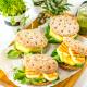 Burgery z grillowanym serem halloumi, ananasem i sosem chimichurri Burgery z grillowanym serem halloumi, ananasem i sosem chimichurri
