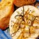 Camembert z czosnkiem i rozmarynem Camembert z czosnkiem i rozmarynem